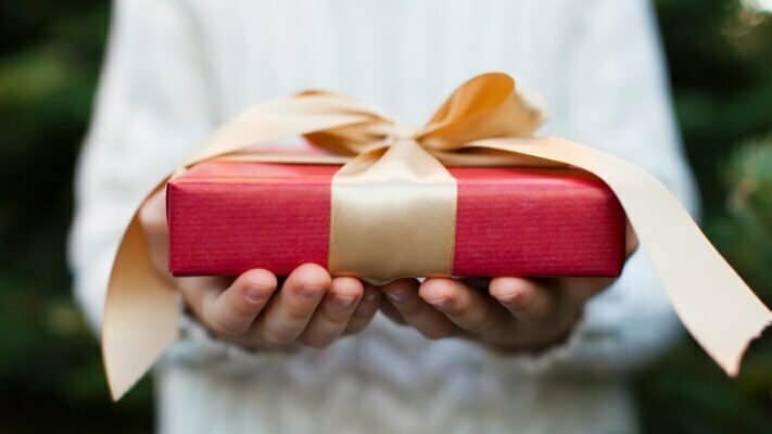 Какви обеци да купите за подарък на жена - няколко правила за по-лесен избор