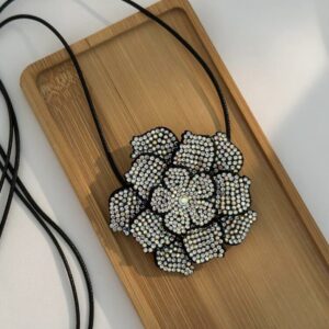 Колие с цвете с кристали