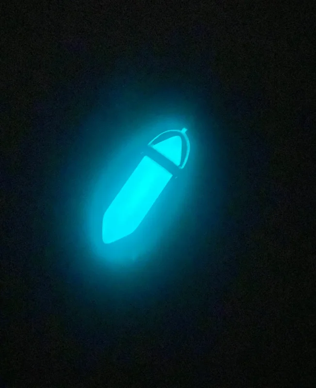 Колие с фосфоресциращ кристал